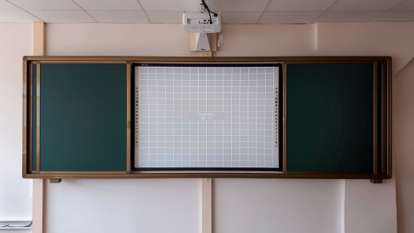 Раздвижная меловая доска на рельсовой системе, 4 рабочие поверхности